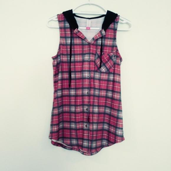 No Boundaries Tops - NWOT Sleeveless plaid button up top w/hood